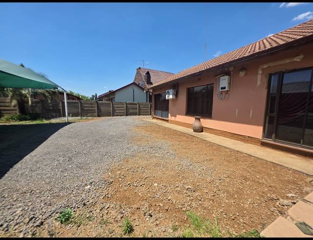 3 BEDROOM HOUSE FOR SALE IN VANDERBIJLPARK SE 2